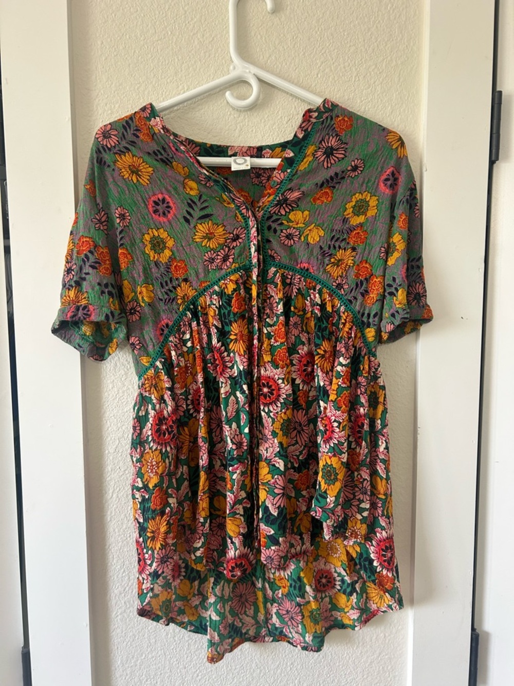 Anthropologie Akemi + Kin Green Floral Print Top! - Picture 2 of 10